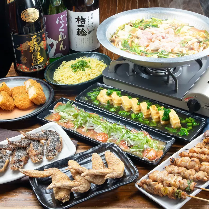 大満足コースの料理。カニクリームコロッケ、カルパッチョ、餡かけ厚焼き玉子、伝説の手羽唐、大山鶏の炭火焼き鳥、鍋とチャンポン麺