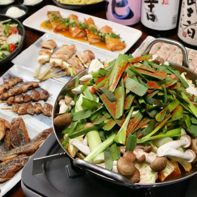 満腹コースの料理。伝説の手羽唐、大山鶏の炭火焼き鳥、揚げ春巻き青菜餡かけ、鶏せせりの濃厚味噌鍋