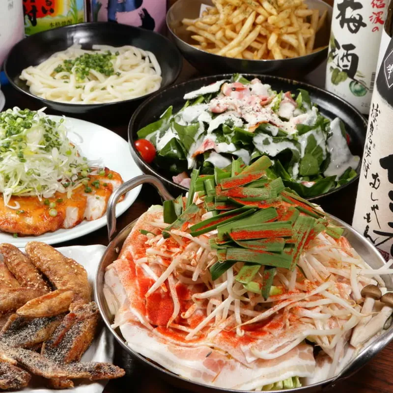 お手軽コースの料理。伝説の手羽唐、ほうれん草のシーザーサラダ、葱山盛りさつま揚げ、豚バラもやし鍋、アンチョビポテトフライ